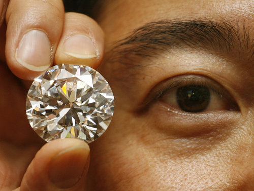 zjistěte, proč je investice do diamantů atraktivní volbou. naučte se, jak správně investovat, na co si dát pozor a jaké výhody diamanty jako investice nabízejí.